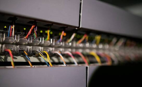 Rola zamków do klap w systemach telekomunikacyjnych – co warto wiedzieć?