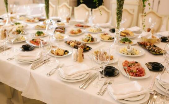 Czym różnią się oferty okolicznościowych imprez w różnych hotelach w Radomiu?