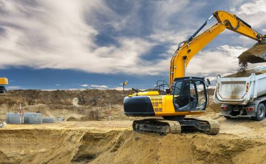 Jakie są kluczowe zalety modeli TUR i DB w kontekście masy koparek?