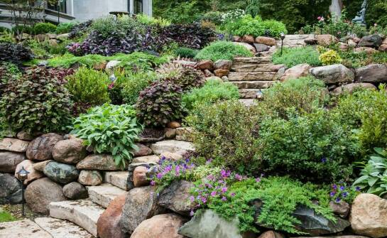 Mur oporowy jako dekoracyjny i funkcjonalny element w ogrodzie