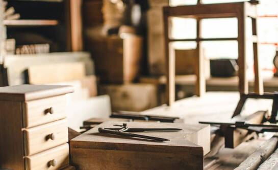 Kluczowe różnice między szlifierkami a frezarkami do drewna