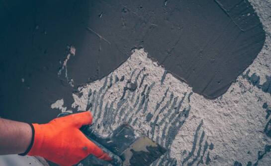 Zastosowanie elastycznego kleju do płytek w dużych budowlanych projektach