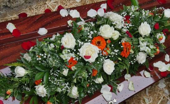 Rzymski wieniec jako centralny punkt dekoracji pogrzebowej