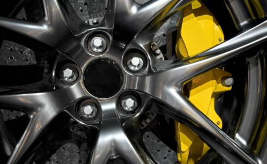 Jak dobór lakieru wpływa na wydajność hamulcowych zacisków?