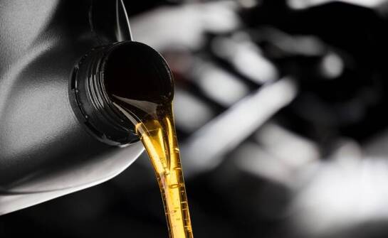 Jakie korzyści przynosi stosowanie olejów do maszyn w magazynach?