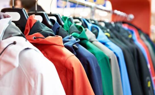 Tanie kurtki z outletu: przewodnik po najpopularniejszych fasonach