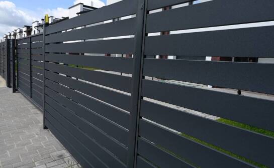 Jakie profilowe ogrodzenia najlepiej sprawdzają się w domach jednorodzinnych?