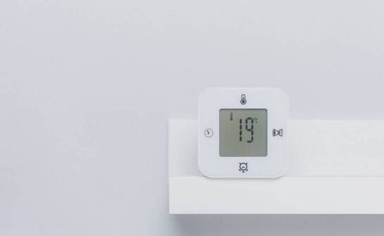 Naścienny czujnik temperatury w kontekście systemów klimatyzacyjnych.