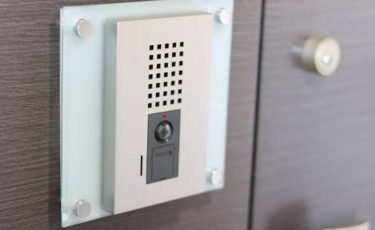 Bezpieczeństwo a 2-żyłowe domofony – co warto wiedzieć przed zakupem?