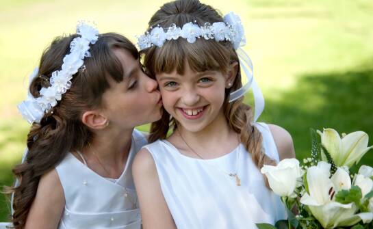 Jakie akcesoria pasują do długich komunijnych alb dla dziewczynek?