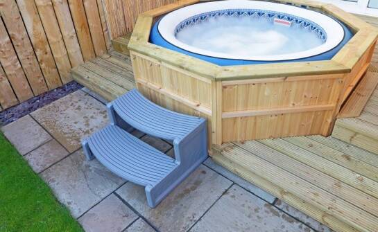 Systemy wodnego masażu w ogrodowym jacuzzi – co warto wiedzieć?