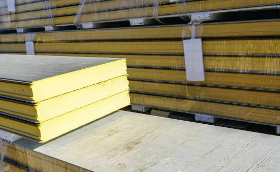 Czym charakteryzują się wysokiej klasy płyty warstwowe ścienne?