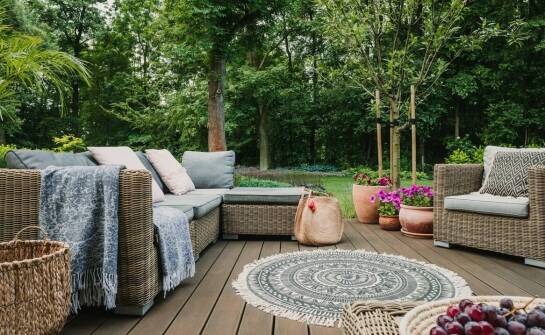 Korzyści z zastosowania paneli LVT w aranżacji na tarasach