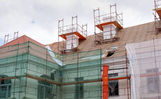 Jakie pytania zadać przed wynajmem dachowego rusztowania?