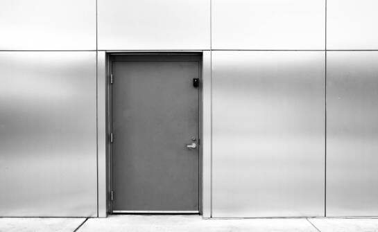 Jakie są zalety stosowania przeciwpożarowych drzwi aluminiowych?