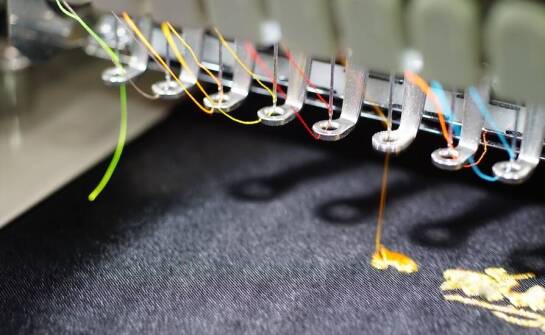 Jakie elementy wpływają na trwałość haftowanych sztandarów?