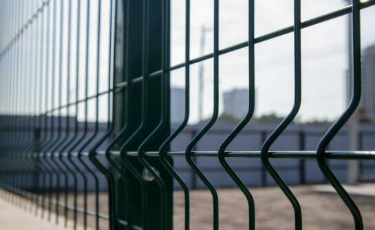 Zastosowanie ogrodzeniowych słupków w systemach 3D paneli