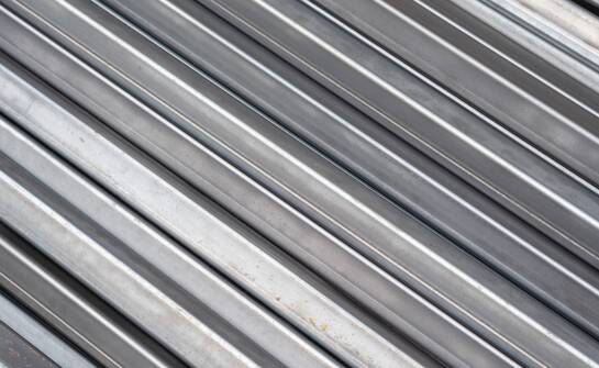 Ocynkowana stal a ochrona przed czynnikami atmosferycznymi w budownictwie