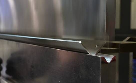 Wybór odpowiedniej technologii do gięcia blach dla przemysłu meblowego