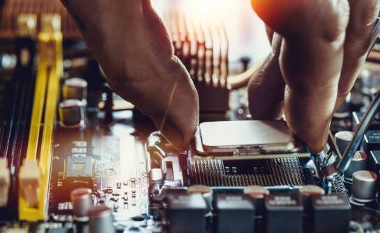 Jak serwis komputerowy wspiera klientów przy składaniu komputerów na zamówienie?