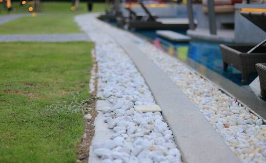 Kostka brukowa a efektywne odprowadzanie wody – kluczowe rozwiązania.