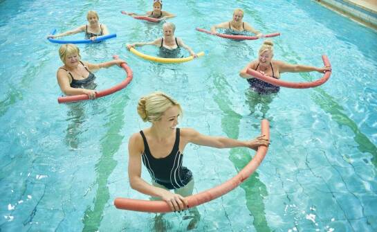 Kursy pływania w Warszawie – czego można się spodziewać na pierwszych zajęciach?