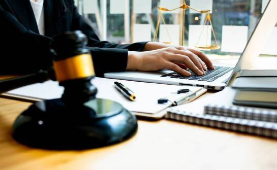 Ile kosztuje wizyta u prawnego radcy i co wpływa na cenę?