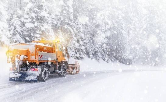 Dlaczego mechaniczne odśnieżanie jest kluczowe dla komercyjnych przestrzeni?