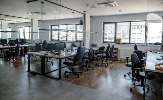 Jak wibroizolatory przyczyniają się do redukcji hałasu w biurach?