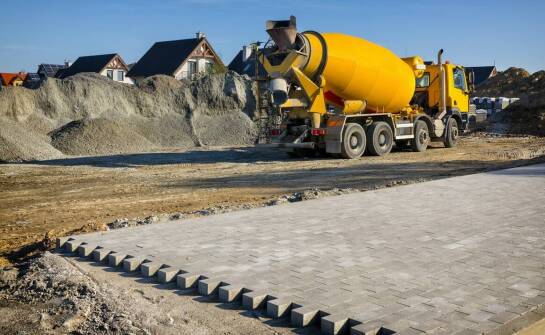 Jakie są zalety współpracy z renomowanymi producentami sprzętu do betonu?