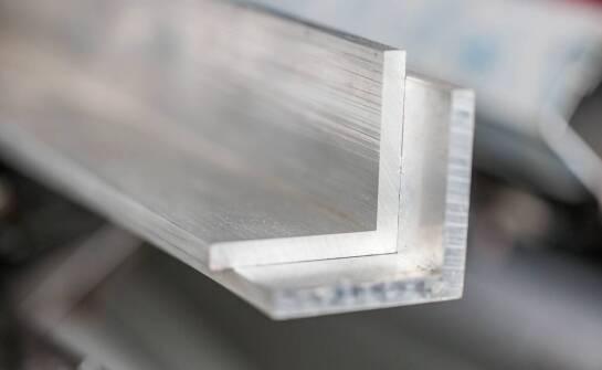 Wpływ stalowego profilu 100x100x6 na efektywność energetyczną budynków