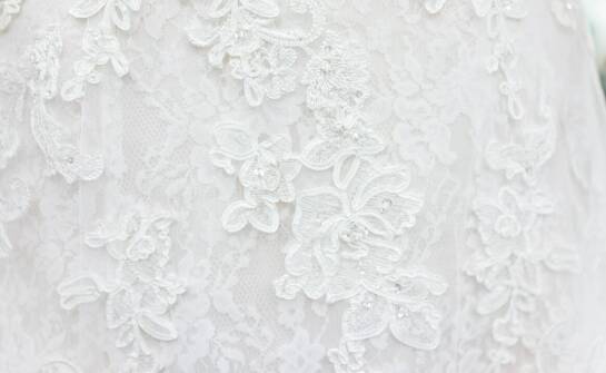 Wpływ personalizacji na końcowy efekt glamour sukni ślubnej