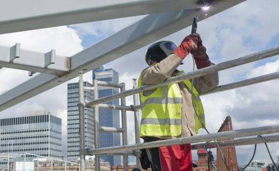 Jakie procedury zapewniają bezpieczeństwo podczas demontażu konstrukcji?