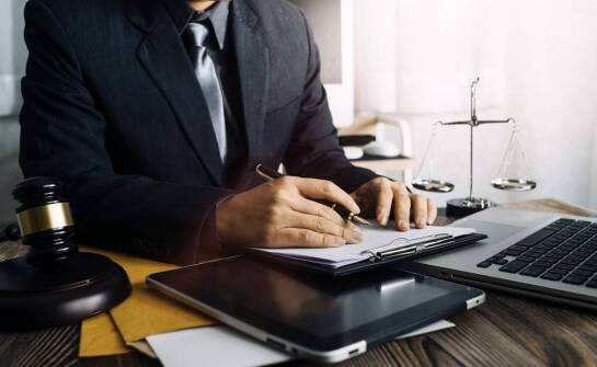 Jak prawnik może pomóc w sporządzaniu umów cywilnych i gospodarczych?