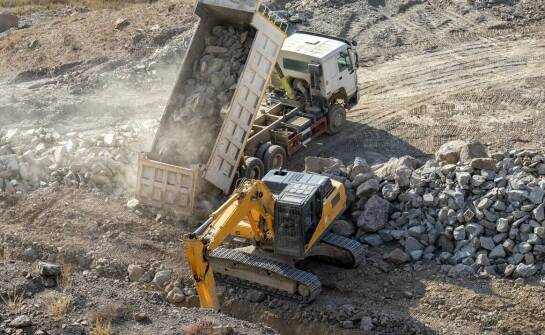 Holowanie ciężarowych pojazdów w trudnym terenie – jak to wygląda w praktyce?