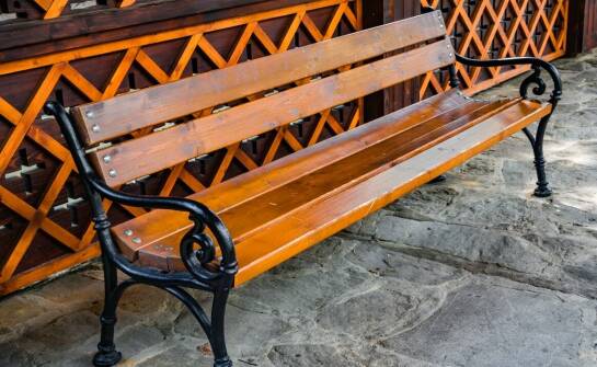 Jak wybrać idealną ogrodową ławkę z żeliwa i drewna olchy?