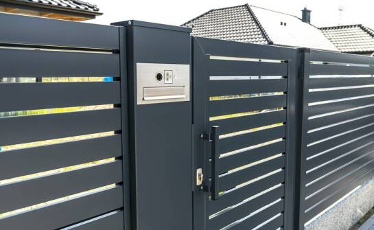 Jakie funkcje pełni zasuwa do furtki w codziennym użytkowaniu?