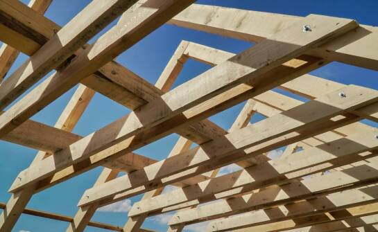 Trwałość dachowych konstrukcji: jak precyzja wykonania na nią wpływa
