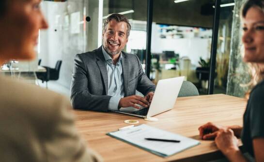 Jak prawnik w Płocku wspiera klientów w negocjacjach handlowych?