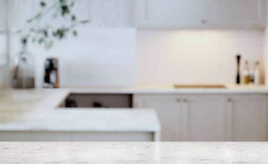 Szklana butelka z pompką – jak wpływa na wygodę użytkowania płynnych produktów?