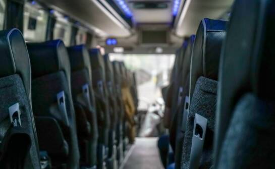 Autokary z przestrzenią między fotelami – wygoda na każdej trasie