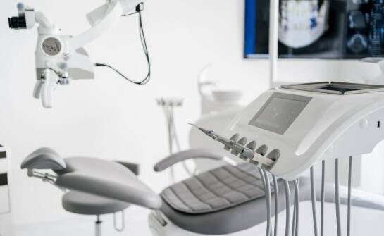 Instalacja stomatologicznego sprzętu: kluczowe aspekty, o których musisz pamiętać