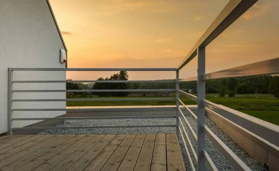 Bezpieczeństwo dzieci a balkonowe szkło – jak zapewnić ochronę?