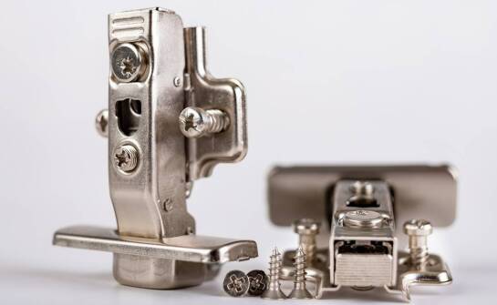 Czym różnią się poszczególne typy rolek do podwieszanych bram przesuwnych?