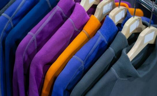 Welurowe dresowe komplety – czym różnią się od tradycyjnych materiałów?