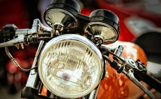 Odkrywamy tajniki produkcji męskich T-shirtów z motorynką