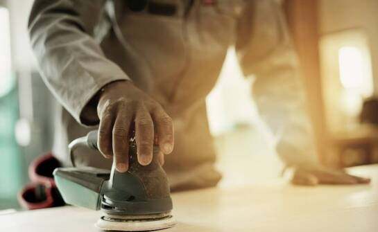 Jakie korzyści przynosi profesjonalne polerowanie drewna przy produkcji mebli?