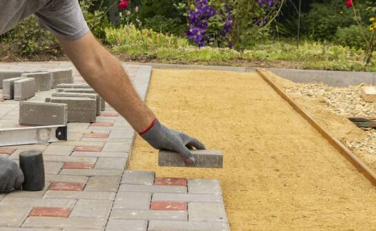 Jakie są koszty związane z zakupem i montażem brukowej kostki?