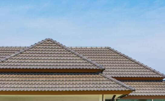 Dlaczego regularna konserwacja dachów jest niezbędna?