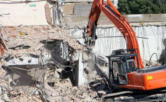 Jak firma wyburzeniowa dostosowuje się do zmieniających się przepisów prawa budowlanego?